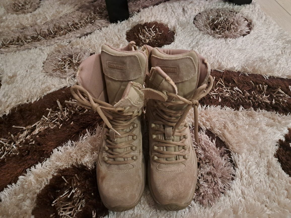 Vând bocanci  converse