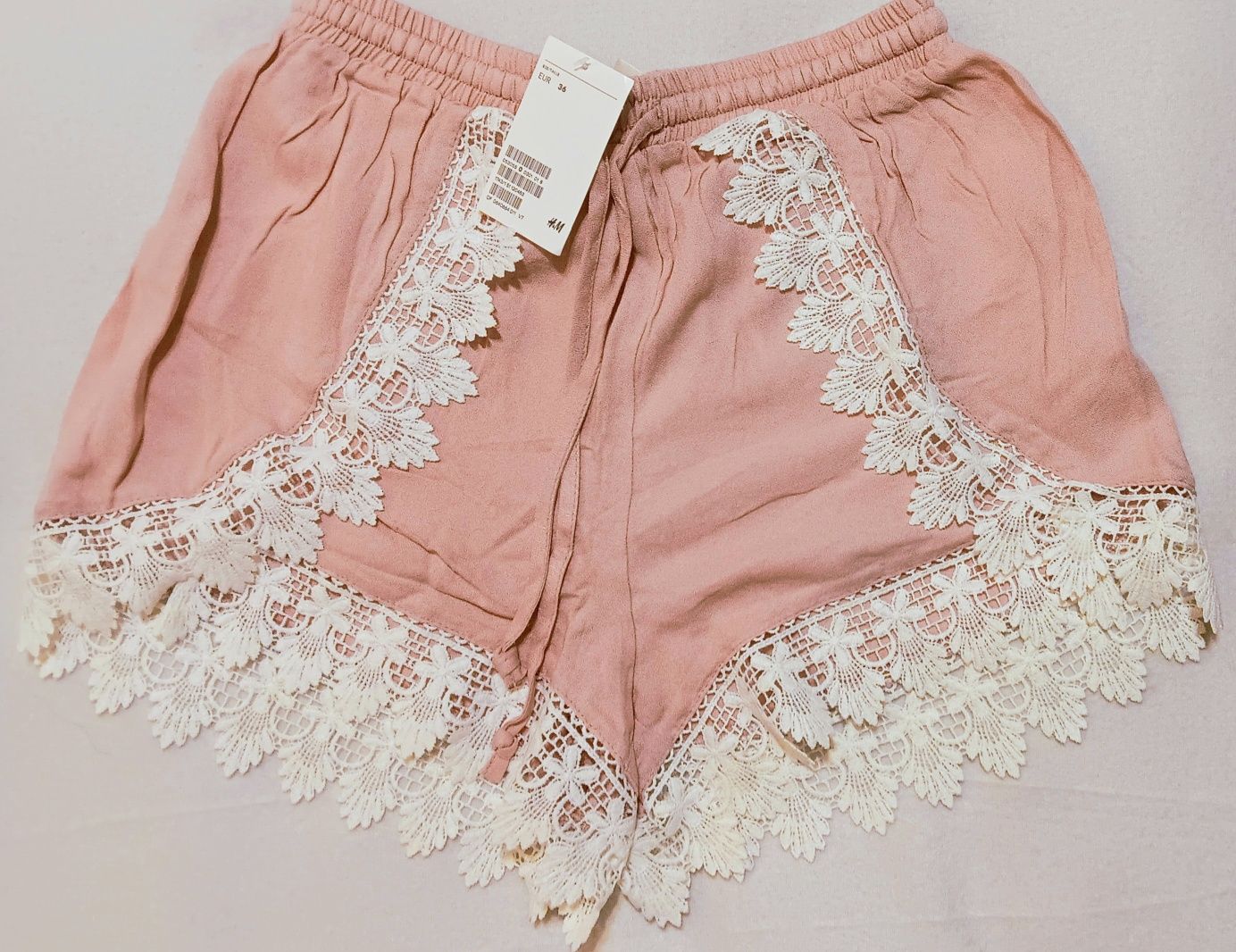 Pantaloni Scurti Roz cu Dantela H&M