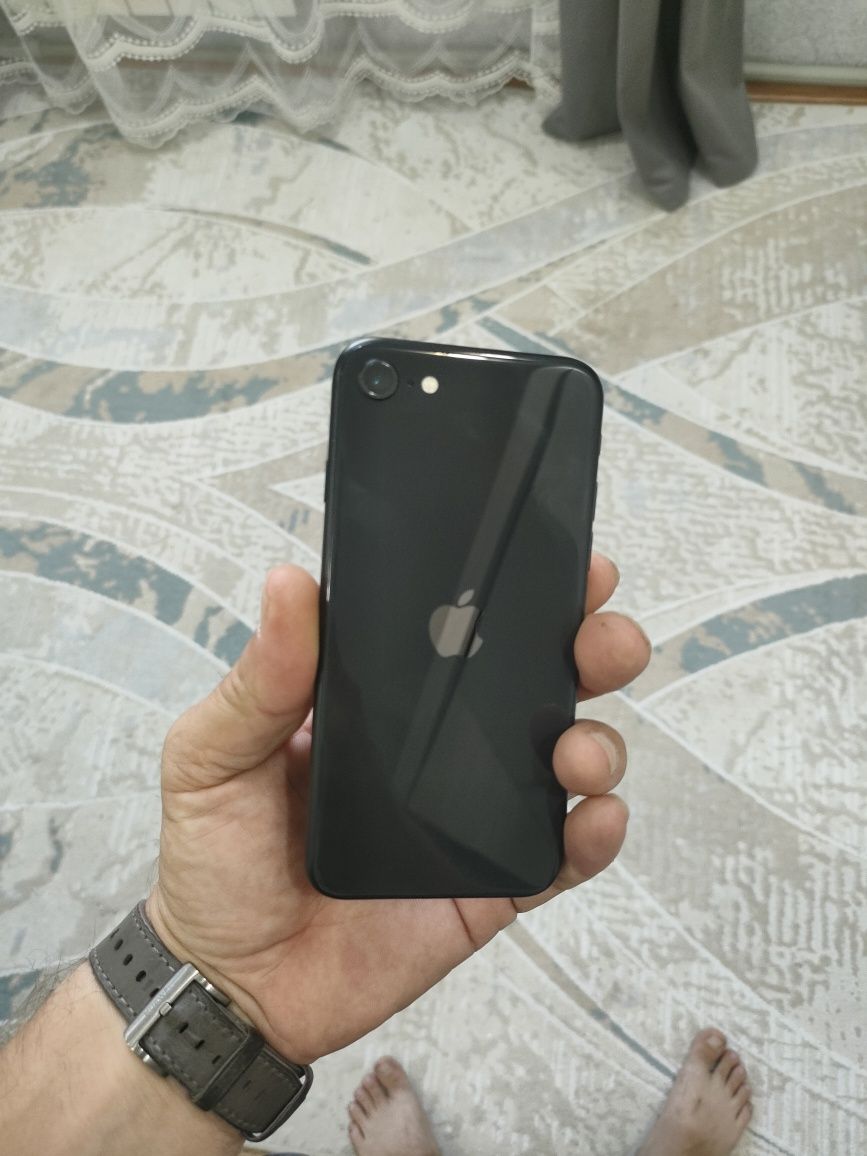 Продам iPhone Se