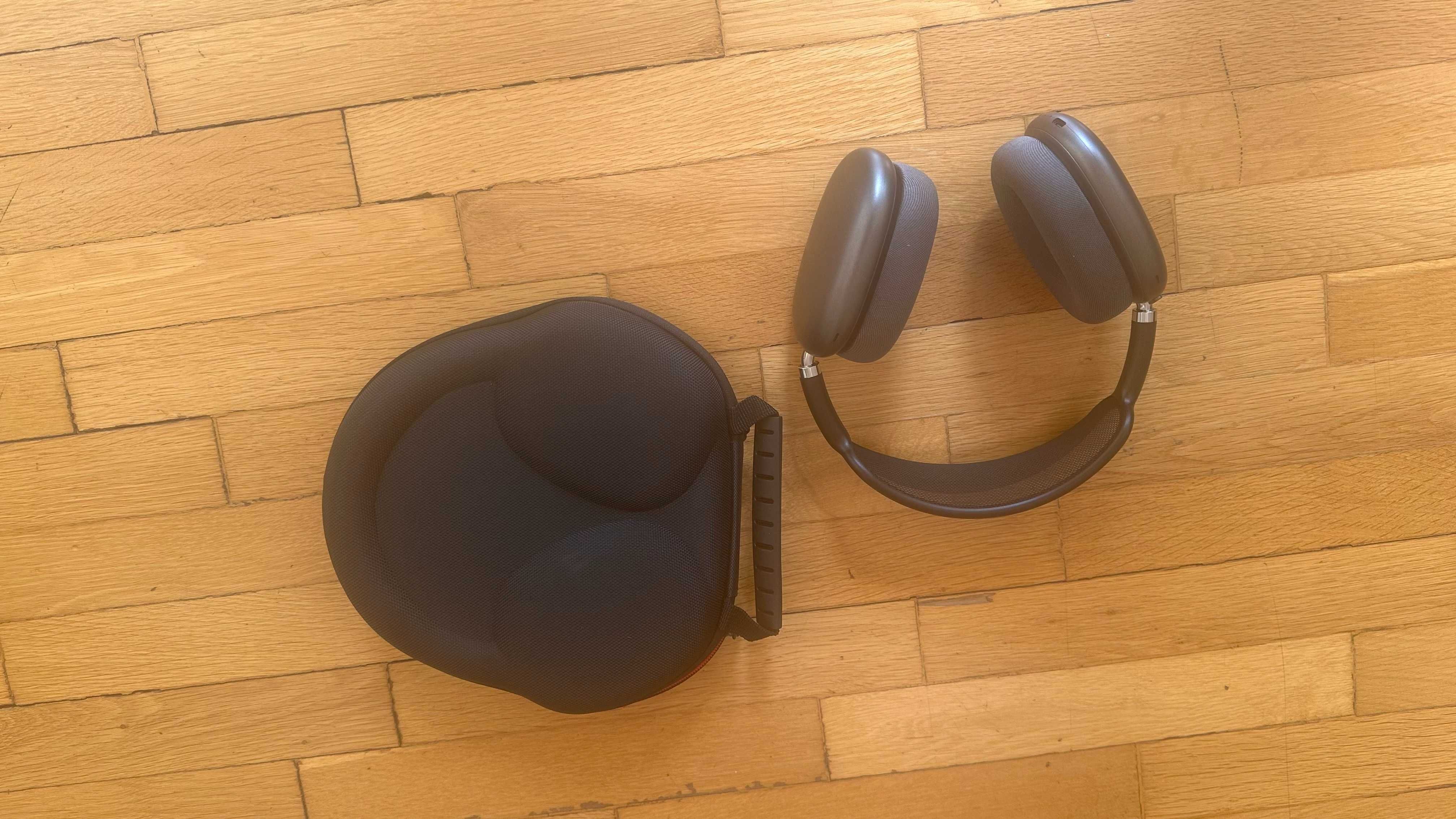 Apple Airpods Max нови със защитен калъф.