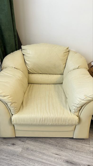 Canapea cu fotolii imitatie de piele crem