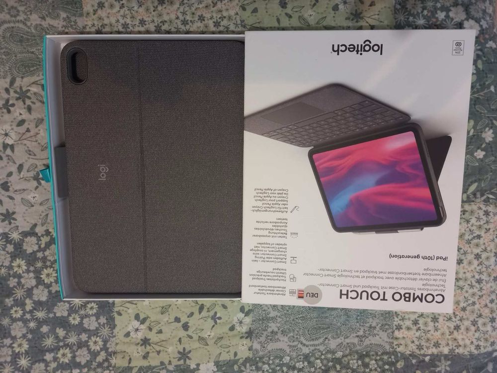Logitech Combo Touch клавиатура за iPad 10то поколение (2022)