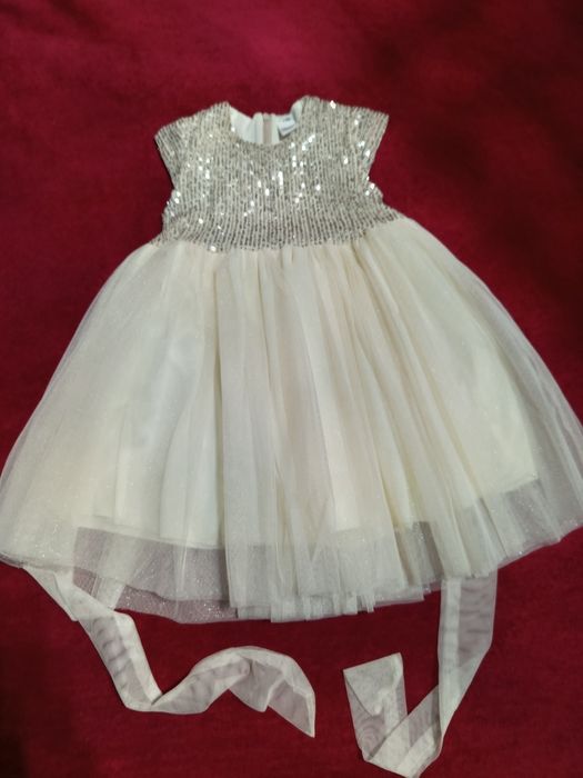 Нарядное платье размер 30 на рост примерно 100см. Состояние новое.