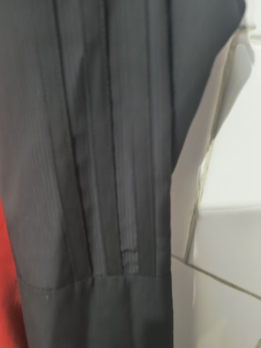 Geaca marca Adidas marime L culoare neagru și roșu