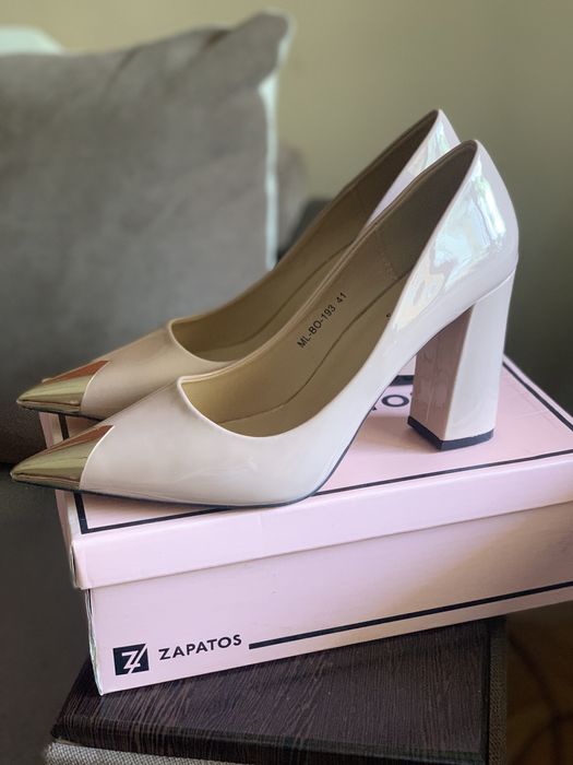 Обувки на ток бежов Azul