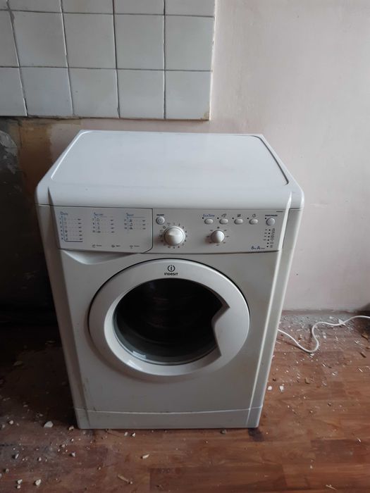 Продавам пералня Индезит