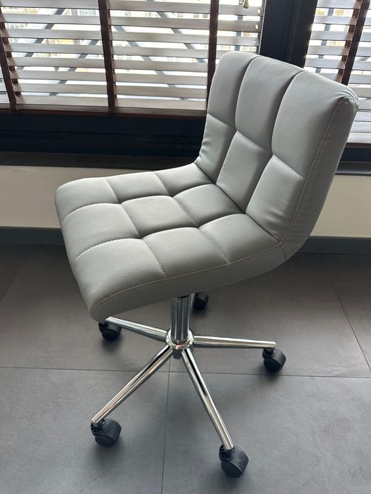 Сив Стол на колелца Queens с безплатна доставка и 2г гаранция