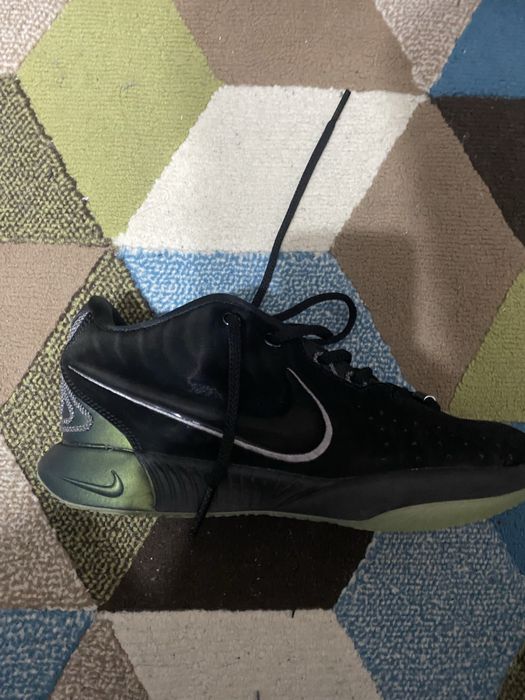 Vând adidasi de baschet LeBron 21