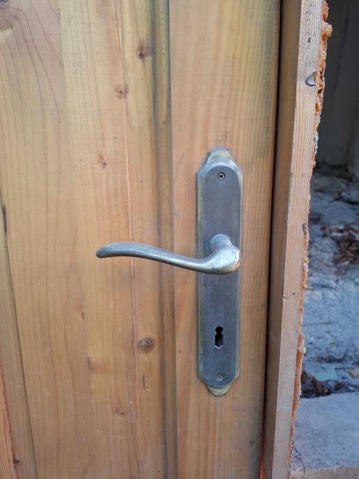 Usa din lemn masiv + maner + broasca