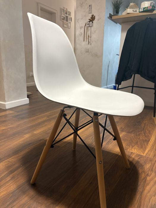 Masă extensibilă albă + set 4 scaune gri – 200 × 110 cm / 110cm rotund