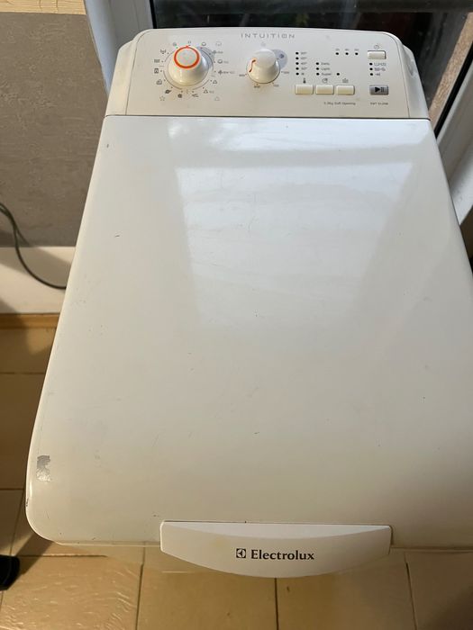Продавам пералня с горно зареждане Electrolux