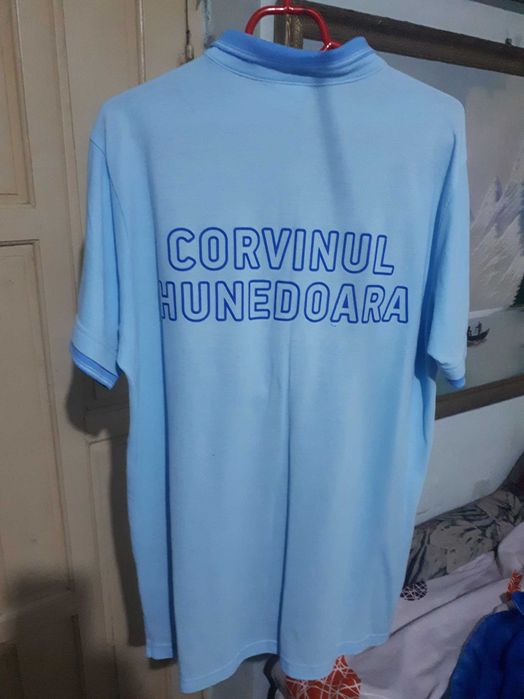 Tricou  Corvinul Hunedoara -- Banii merg la un baiat bolnav .