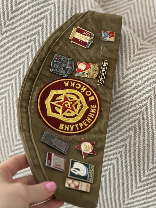 Caciula militara sovietica de colectie cu 18 insigne
