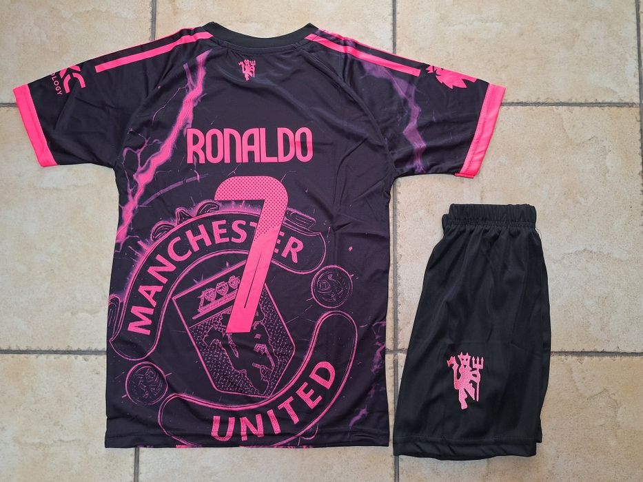 Детски неонов футболен екип на К.Роналдо Манчестър Юнайтед нов модел !