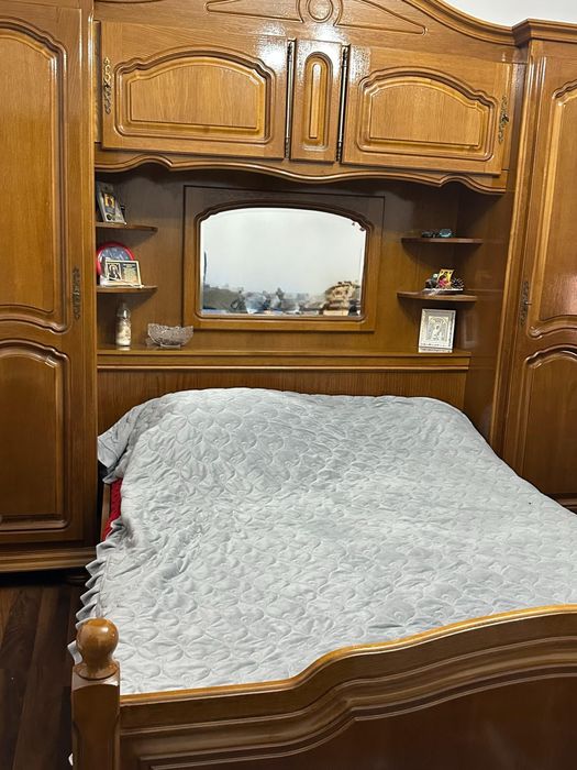 Dormitor din lemn masiv cu pat 160x200, oglindă – stare excelenta și c