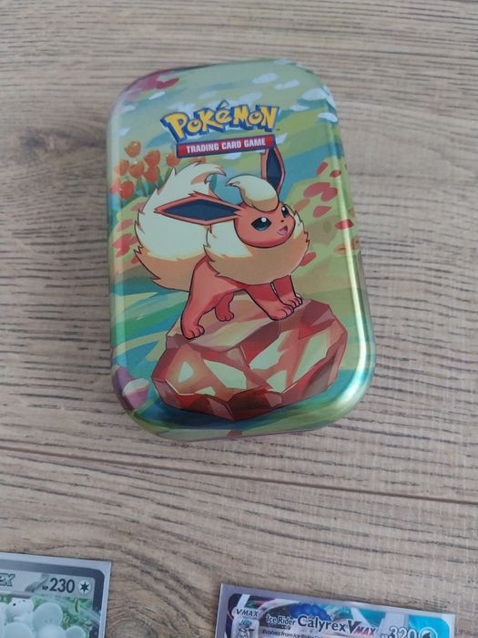 Vând carduri Pokemon