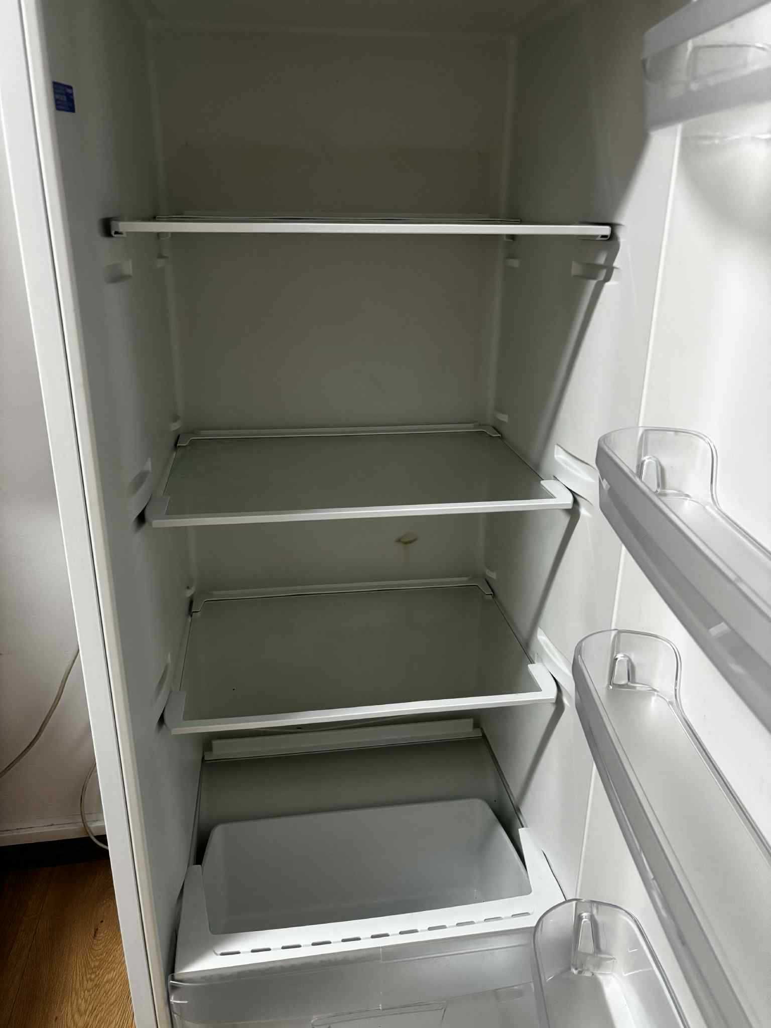 Vând frigider utilizat.