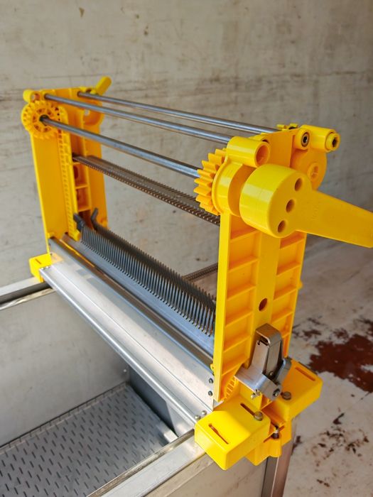 Ръчна машина за разпечатване на пчелни пити