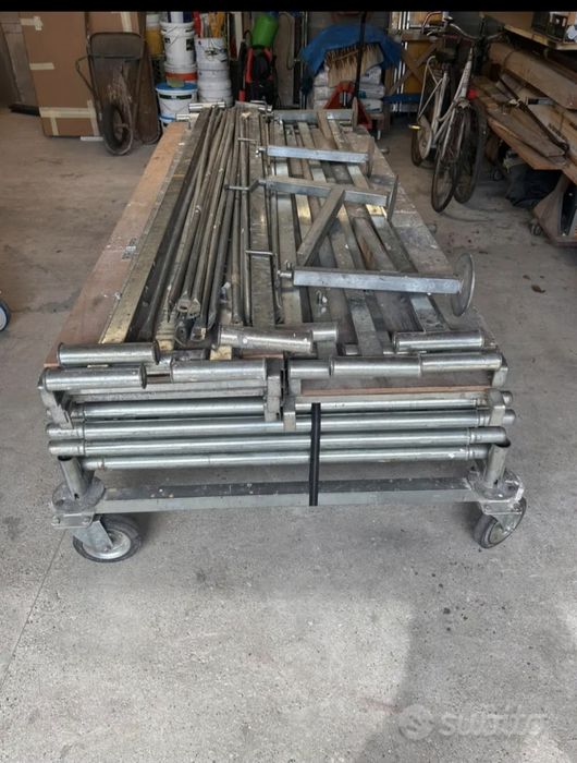 Schele metalice pe roți mobile..