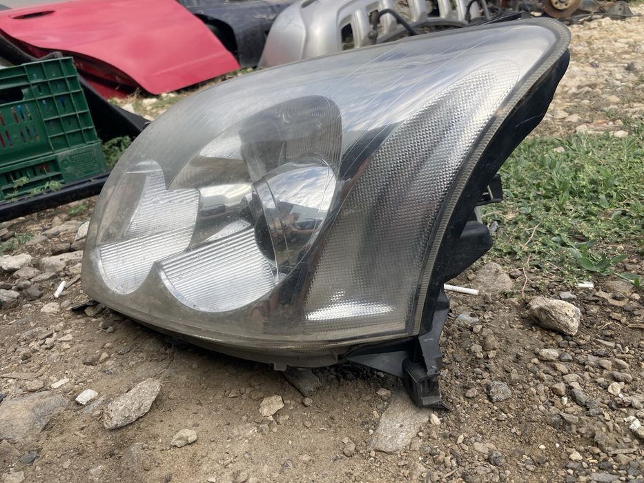 Оригинален ляв Фар за Тойота Авенсис Ксенон Т25 2003- 2007г