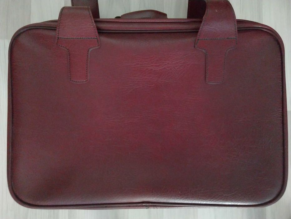 Geamantan visiniu din piele