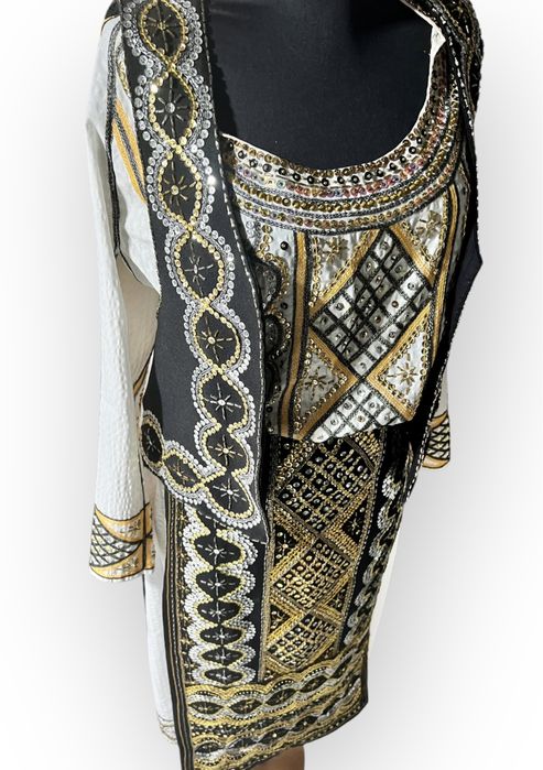 Costum traditional elegant cusut manual marimea XL