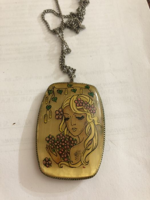 Ръчно рисувано, винтидж руско колие от селенит