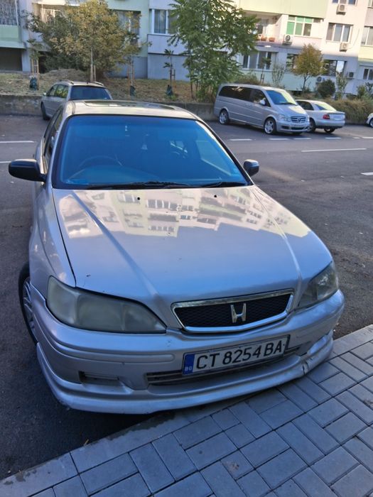Продавам лек автомобил
