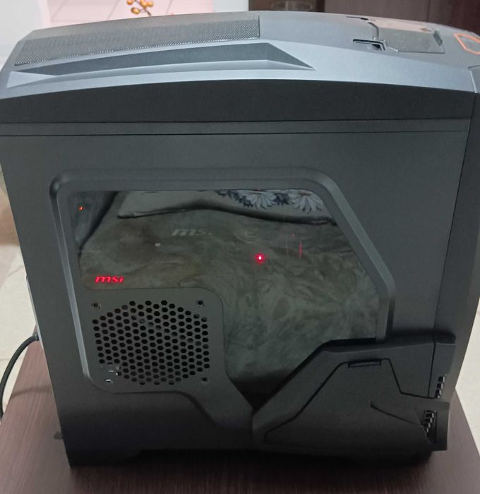 Геймърски компютър Delux Carbon i7 16GB RAM SSD Radeon Vega 56 8GB