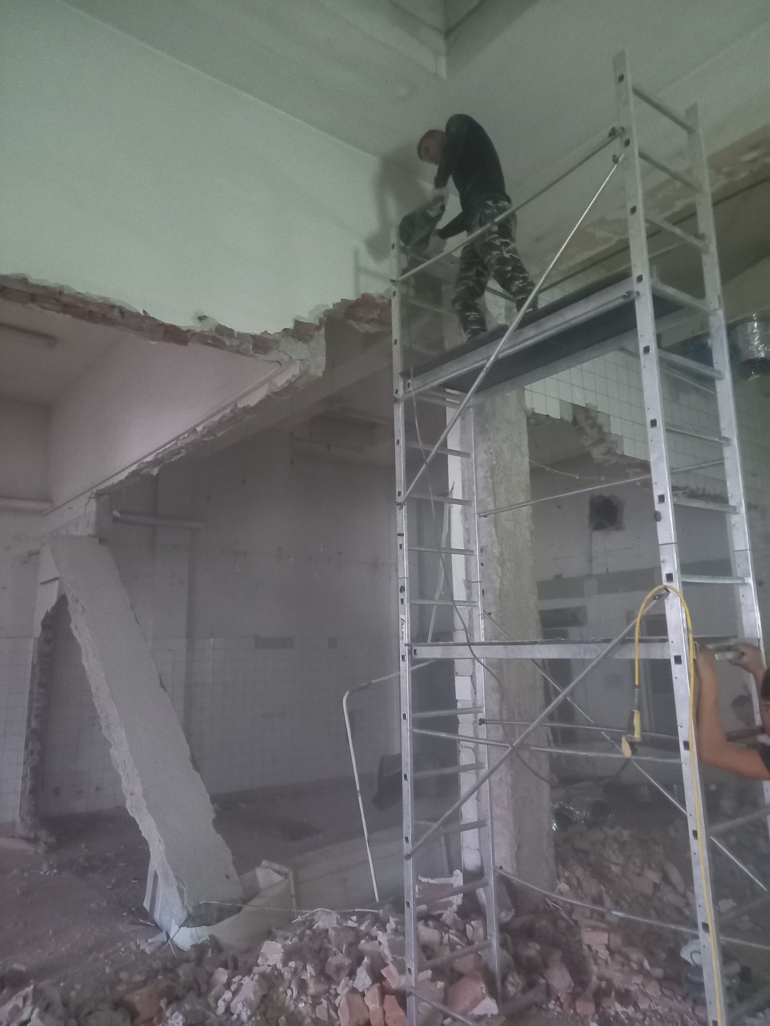 Decopertare gresie faianta Demolare DecupareTaiere pereti beton armat