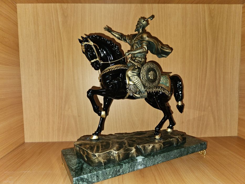 Amir Temur haykali (Premium, Polystone + Hindiston marmari + qutisi