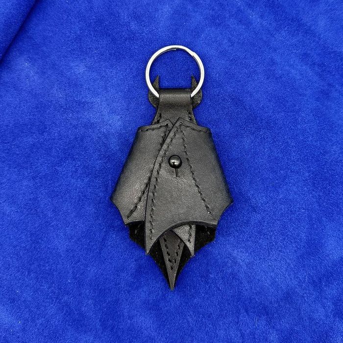 Кожаные изделия — вручную, с душой и вниманием к каждой детали.
Делаем