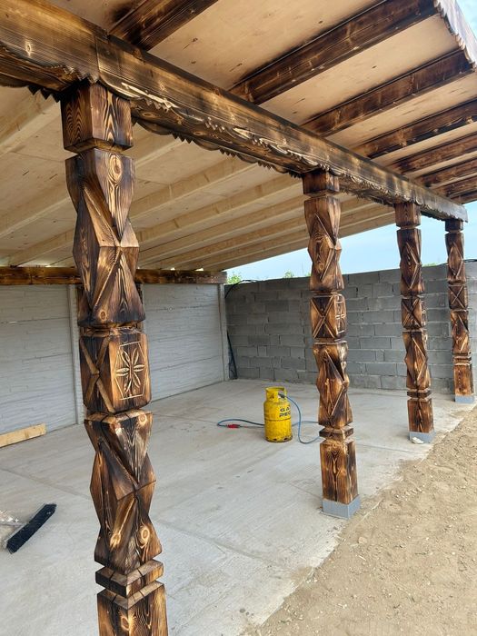 Artă în Lemn: Stâlpi Sculptati pentru Porți și Terase