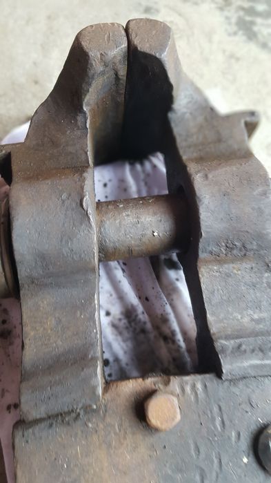 Menghină mare de fierărie.