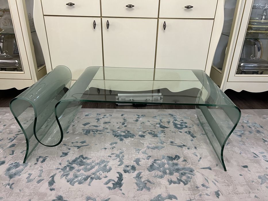 Стеклянный журнальный столик