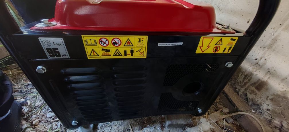 Генератор с 1.5г. гаранция 2200W