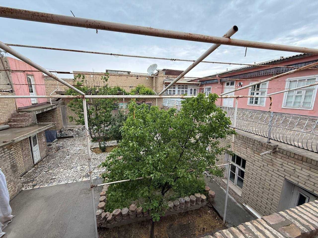 Tayyor 5.5 sotiqli hovli sotiladi.
