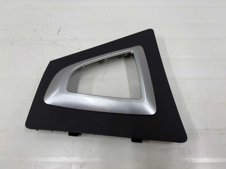 Лайсна около скоростен лост БМВ Ф30 Ф31 Ф32 Ф33 Ф36