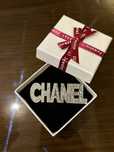 Brosa chanel incriptionata