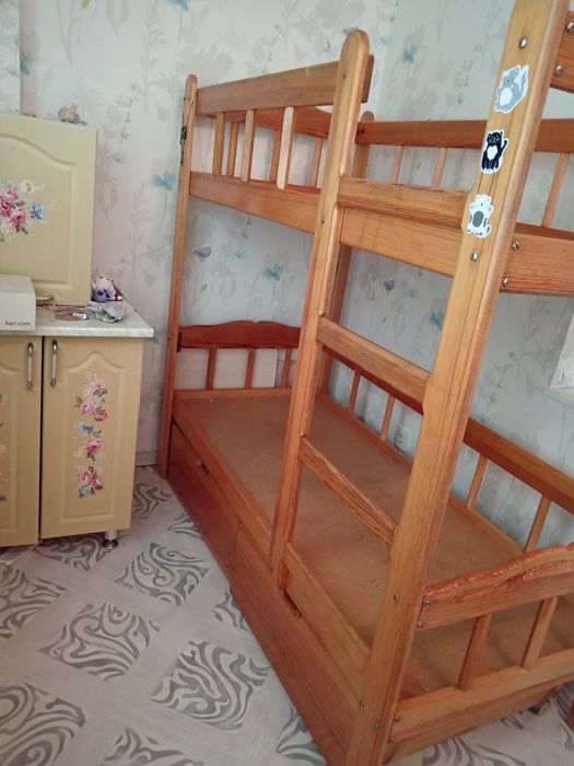 Продам кровать двухярусную деревянную