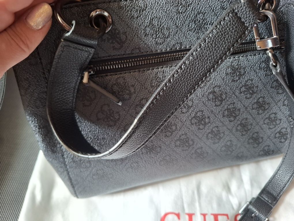 Дамска чанта GUESS