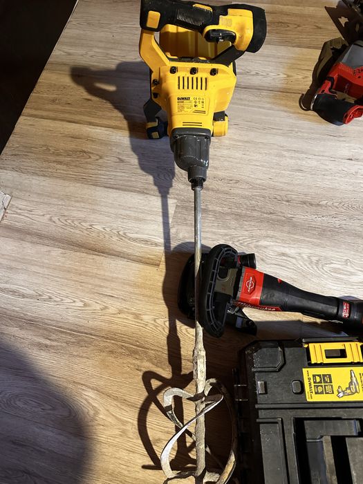 Vand malaxor dewalt DCD 240 N