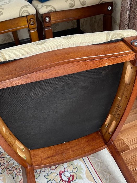 Стол и  стулья в хорошем состоянии