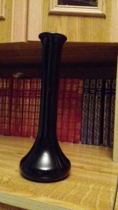 Vând vaza neagra din sticla Polonia