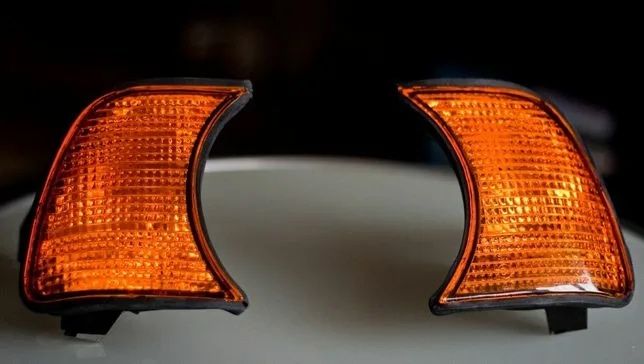 Срочно продам передние поворотники хелла на bmw e34