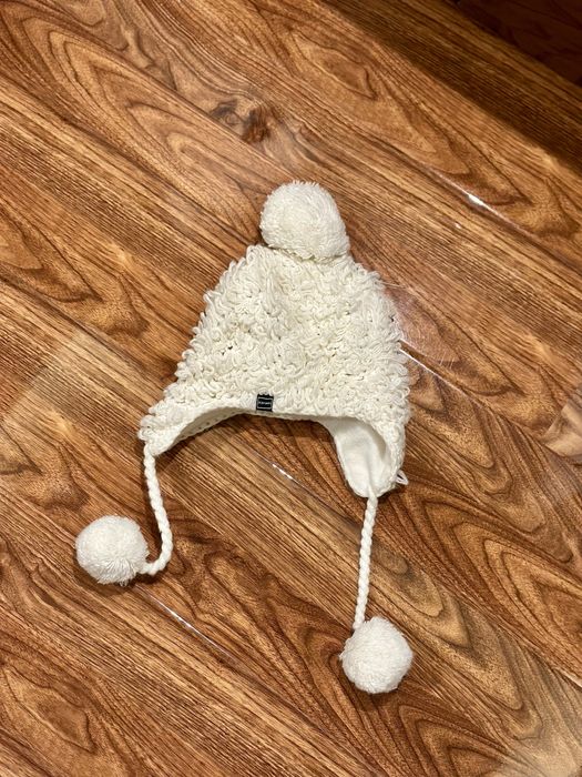 Разпродажба на шалове и шапки