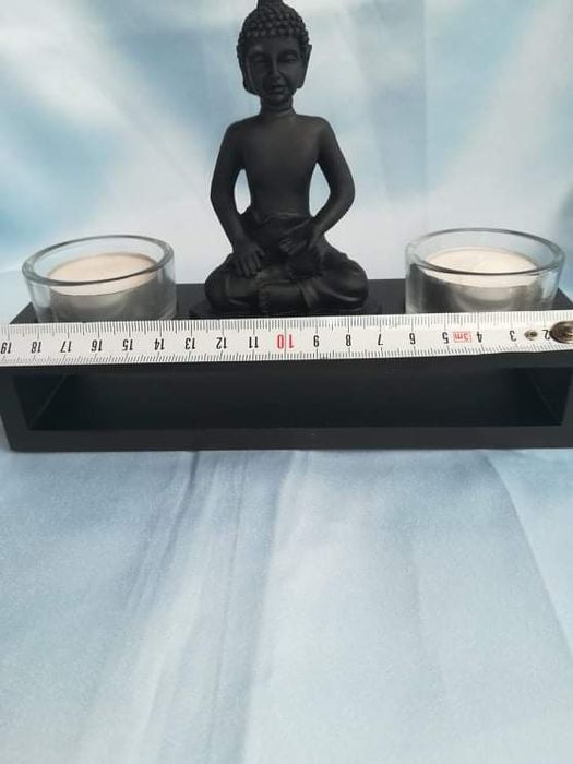 Будистка статуя със свещници