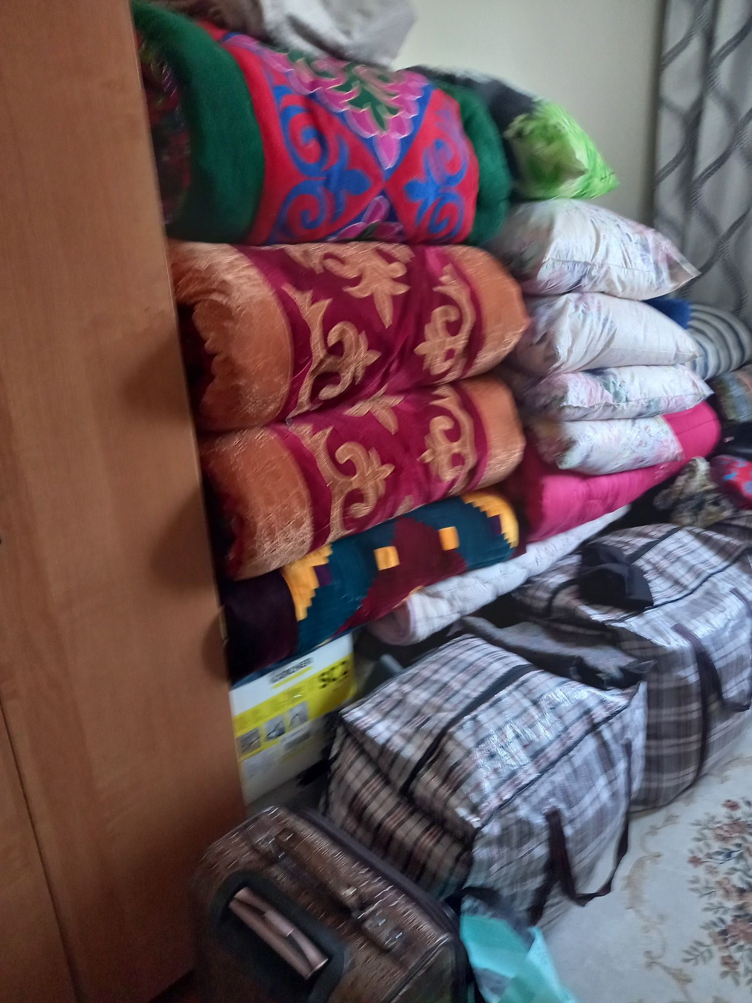Продаю,кух стол, шифонер, шкафы для белья,для посуда,книг.,