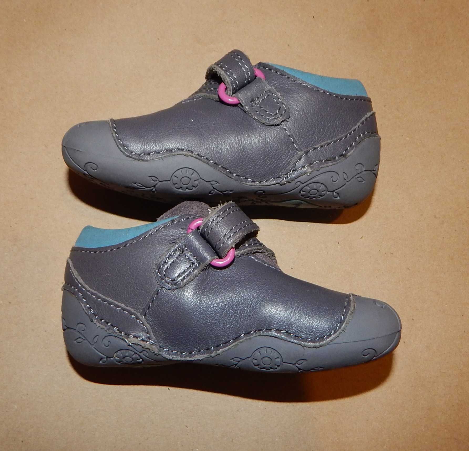 Pantofi Clarks First Shoes pentru bebe, noi fara eticheta, numarul 17