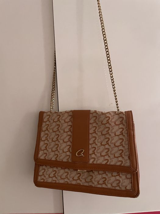 Дамска чанта Axel кафява Guess Armani